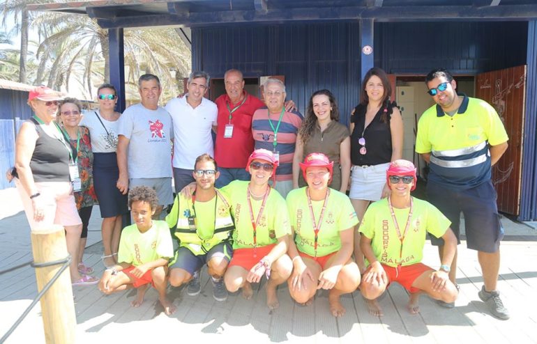 El alcalde de Benalmádena, Víctor Navas; y la concejala de Playas, Encarnación Cortés, han asistido esta mañana a la última jornada de baño adaptado de la temporada, junto al promotor de la iniciativa y presidente de la Asociación de Voluntarios de Benalmádena, Paco Portillo