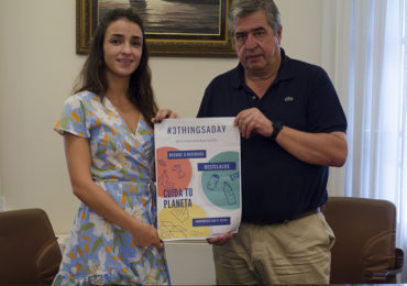 #3ThingsADay consiste en animar a que cada persona que quiera unirse a la campaña recoja tres piezas de basura no biodegradable que encuentre en la calle y las deposite en sus contenedores de reciclaje correspondiente