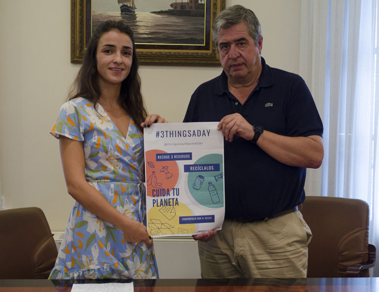 #3ThingsADay consiste en animar a que cada persona que quiera unirse a la campaña recoja tres piezas de basura no biodegradable que encuentre en la calle y las deposite en sus contenedores de reciclaje correspondiente