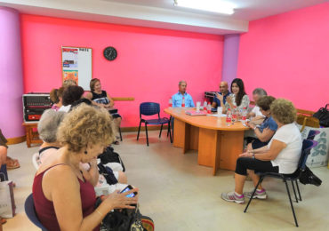 “Durante la charla hemos abordado cuestiones como la celebración de la II Semana de las Personas Mayores, los avances en el proyecto de ampliación del centro Anica Torres o los detalles de la próxima comida de Navidad”, ha informado la concejala de Tercera Edad, Irene Díaz