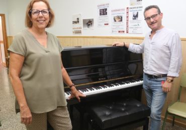 “Durante este verano hemos llevado a cabo una serie de reformas en la escuela municipal: en el aula de danza y en la de solfeo hemos cambiado el suelo, además del barnizado de la solería del aula de danza situada frente al Edificio Ovoide”, ha explicado la concejala de Educación, Elena Galán