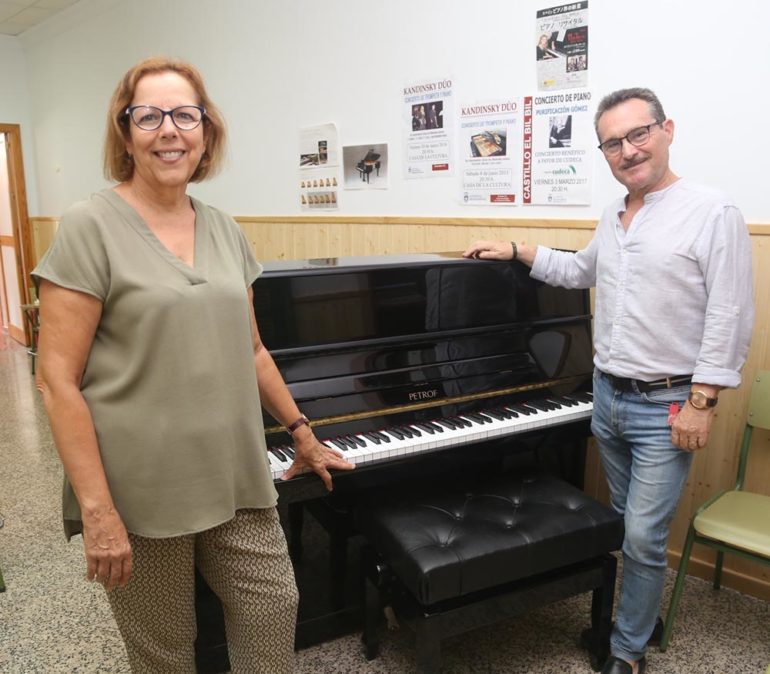 “Durante este verano hemos llevado a cabo una serie de reformas en la escuela municipal: en el aula de danza y en la de solfeo hemos cambiado el suelo, además del barnizado de la solería del aula de danza situada frente al Edificio Ovoide”, ha explicado la concejala de Educación, Elena Galán