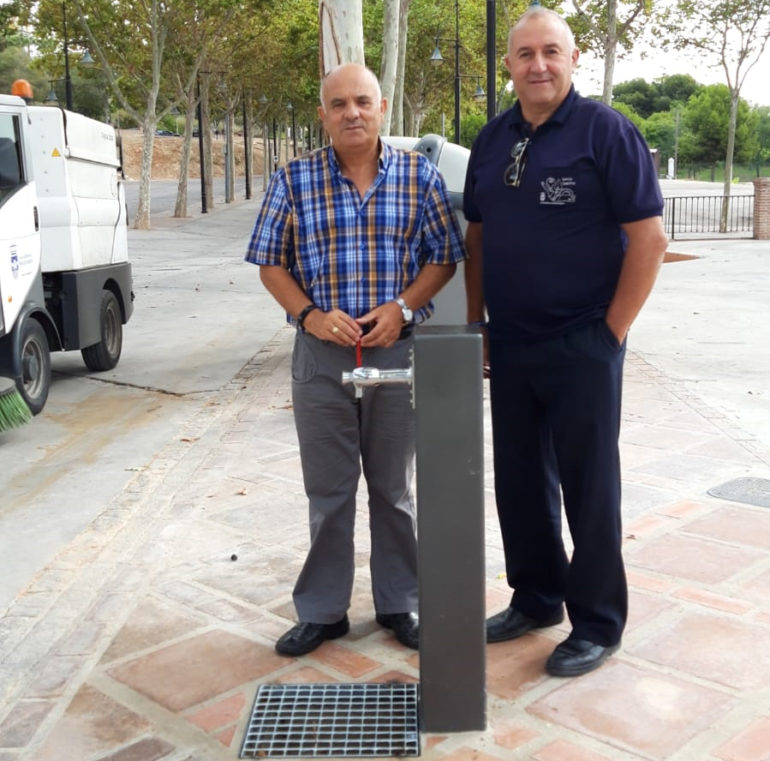 “Hemos iniciado este plan de actuación con la instalación de la primera fuente en el recinto ferial de Arroyo de la Miel, un espacio público muy transitado y utilizado para actividades deportivas y de ocio”, ha informado el concejal de Servicios Operativos, Salvador Rodríguez