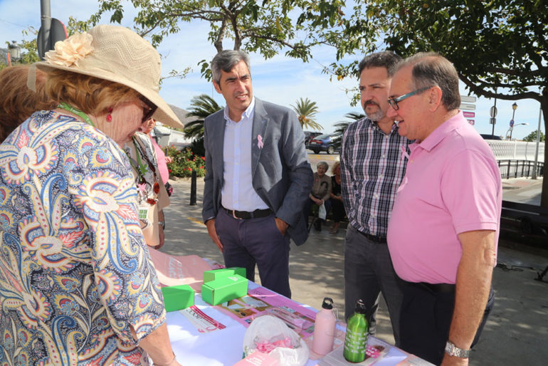 El eslogan de la asociación este año es ‘Contigo damos la cara’, y en las mesas, además de información sobre la enfermedad y su prevención, las voluntarias recaudan fondos para la labor de este colectivo
