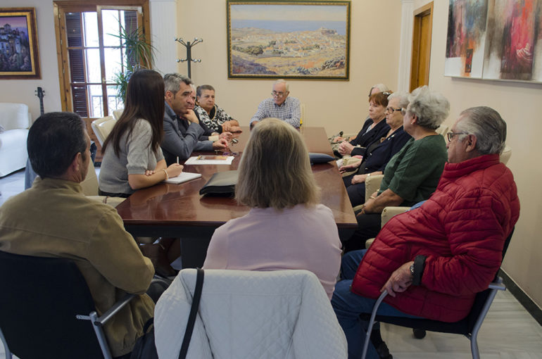 “Ya está solicitado el proyecto para el cerramiento de la terraza, y la eliminación del murete nos ha permitido ampliar el espacio y las plazas disponibles para las actividades, eliminando listas de espera”, ha detallado la concejala de Tercera Edad, Irene Díaz