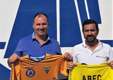 El acuerdo de patrocinio y colaboración entre ambas entidades contempla que los 17 equipos de la entidad y sus 400 deportistas contribuirán a proyectar la imagen de Benalmádena y su puerto en las diferentes ligas en las que compiten
