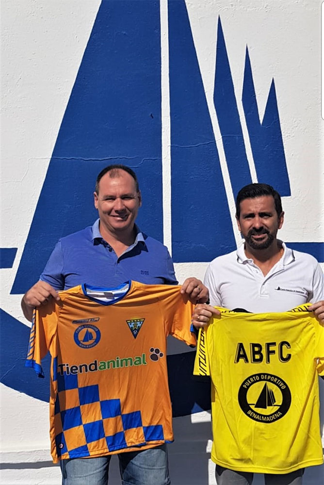 El acuerdo de patrocinio y colaboración entre ambas entidades contempla que los 17 equipos de la entidad y sus 400 deportistas contribuirán a proyectar la imagen de Benalmádena y su puerto en las diferentes ligas en las que compiten