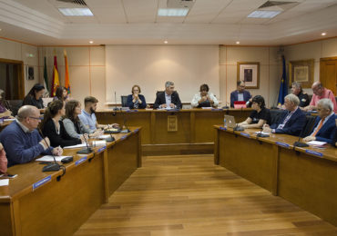 El alcalde también ha querido felicitar a la Policía Local porque desde la comisión provincial de absentismo ha sido felicitada a través de una mención especial “por la gran labor que realiza al detectar a los absentistas y poner en conocimiento de los servicios sociales cada situación para corregir esas conductas”