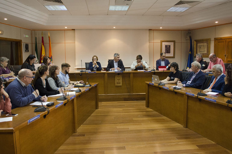 El alcalde también ha querido felicitar a la Policía Local porque desde la comisión provincial de absentismo ha sido felicitada a través de una mención especial “por la gran labor que realiza al detectar a los absentistas y poner en conocimiento de los servicios sociales cada situación para corregir esas conductas”