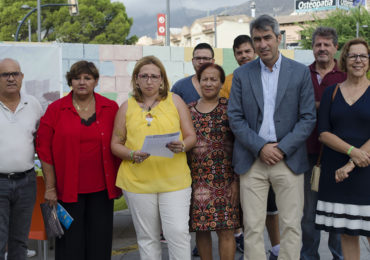 “Esta mesa informativa reivindica la visibilidad de las personas con enfermedad mental.", ha valorado el alcalde de Benalmádena, Víctor Navas