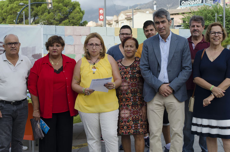 “Esta mesa informativa reivindica la visibilidad de las personas con enfermedad mental.", ha valorado el alcalde de Benalmádena, Víctor Navas