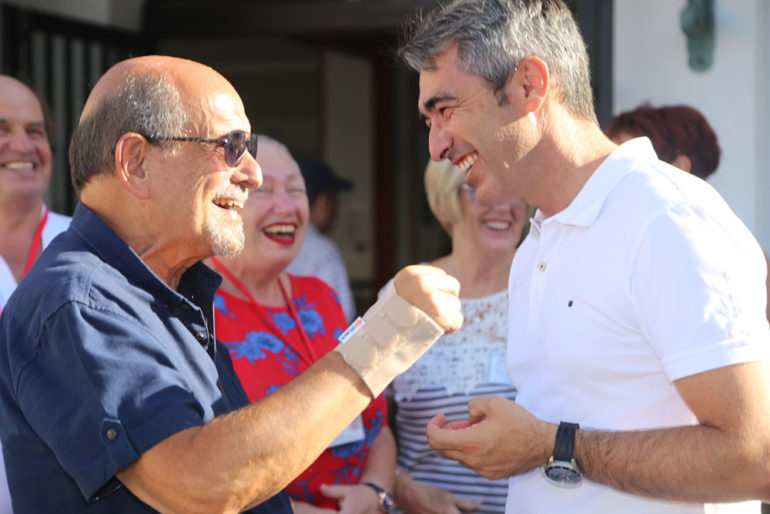 Los voluntarios de Age Concern ayudan a personas mayores que están solas, tienen problemas económicos o sociales, y realizan visitas a domicilio, hacen la compra, acompañan al médico…