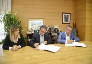 El plano recoge todas las zonas de interés del municipio e incluye tres grandes rutas senderistas