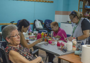 “A través de la colaboración entre nuestra junta directiva y una agencia de viajes, hemos elaborado unas 500 camisetas para los socios que estén inscritos en cualquiera de las actividades que ofertamos”, ha anunciado el presidente del centro Anica Torres, Miguel Reyes