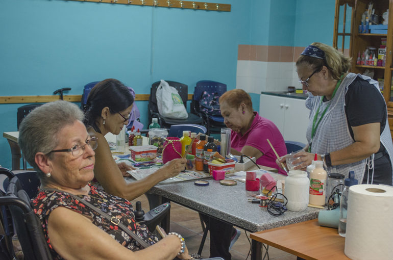“A través de la colaboración entre nuestra junta directiva y una agencia de viajes, hemos elaborado unas 500 camisetas para los socios que estén inscritos en cualquiera de las actividades que ofertamos”, ha anunciado el presidente del centro Anica Torres, Miguel Reyes