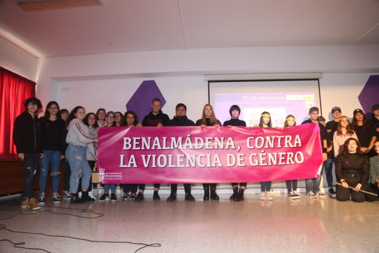 El evento ha contado con un video de denuncia de los malos tratos y diversas interpretaciones artísticas realizadas por el alumnado