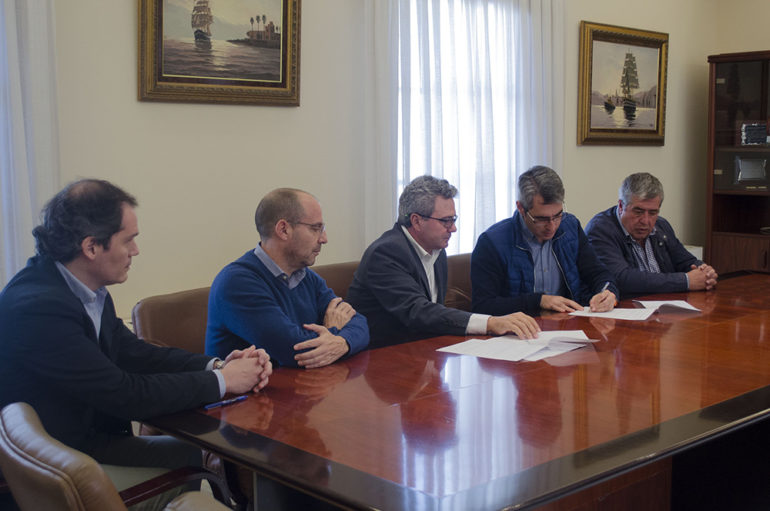 “Este acuerdo también nos permitirá el cerramiento con cristal de otras dos pistas de pádel del club, aumentando la calidad del servicio que ofrecemos”, ha puesto en valor el alcalde