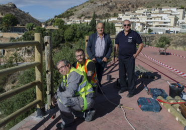 Dos carpinteros y dos herreros se han ocupado de la instalación de unos 50 metros lineales de valla de madera, una actuación con un importe cercano a los 3.000 euros