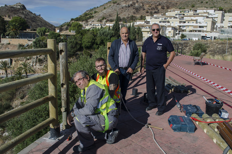 Dos carpinteros y dos herreros se han ocupado de la instalación de unos 50 metros lineales de valla de madera, una actuación con un importe cercano a los 3.000 euros