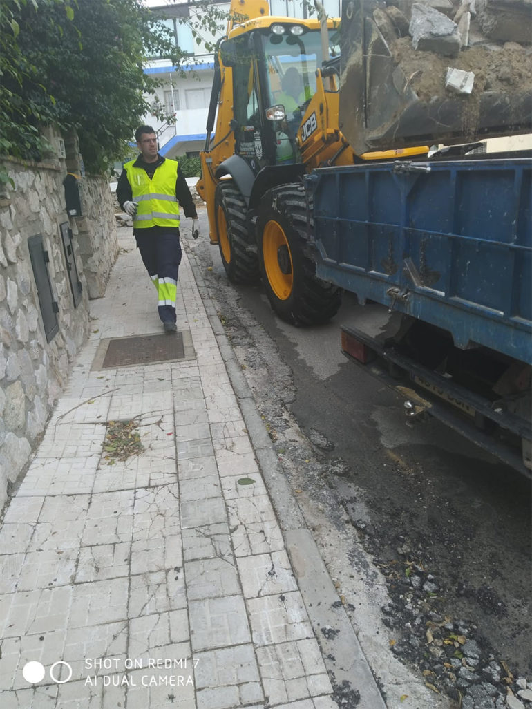 También se procederá a la instalación de nuevos bordillos y a la reposición del acerado con hormigón estampado rojo