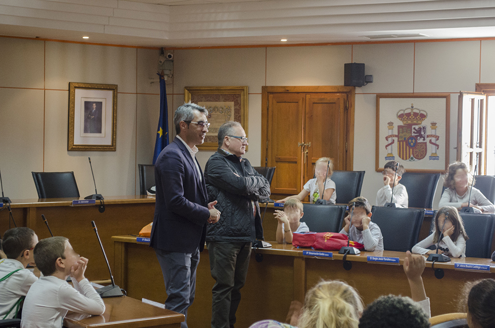 Alumnos de primaria del CEIP La Paloma visitan el Ayuntamiento - Guía de Benalmádena