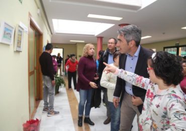 “Hemos abordado durante nuestra visita la importancia de lograr la inclusión real y efectiva de las personas con distintas capacidades, que no con discapacidad: en este centro los usuarios realizan cuadros, jardinería y manualidades, demostrando su pericia y talento, y que todos somos útiles para la sociedad”, ha declarado el alcalde de Benalmádena, Víctor Navas