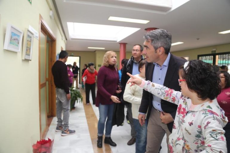“Hemos abordado durante nuestra visita la importancia de lograr la inclusión real y efectiva de las personas con distintas capacidades, que no con discapacidad: en este centro los usuarios realizan cuadros, jardinería y manualidades, demostrando su pericia y talento, y que todos somos útiles para la sociedad”, ha declarado el alcalde de Benalmádena, Víctor Navas