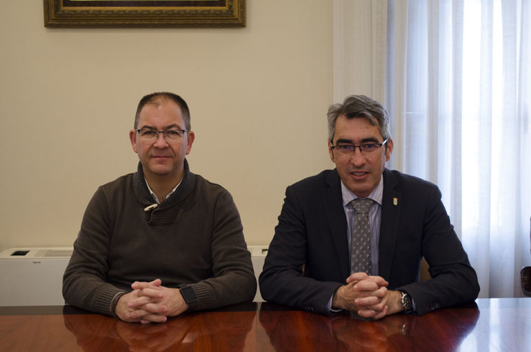 “La colocación de barras en la calle y la aglomeración de público en espacios estrechos genera una imagen que no resulta la más idónea para un municipio de la importancia turística de Benalmádena”, ha valorado el concejal de Seguridad, Javier Marín, que ha matizado que el bando únicamente exige “el cumplimiento de la normativa vigente