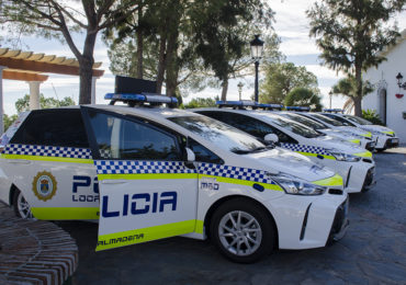 “Estos vehículos llevan incorporados lo último en equipamiento, ergonómicamente adaptados para que los policías que trabajan muchas horas sentados en ellos puedan realizar su trabajo en las mejores condiciones. Además, son vehículos híbridos que consumen muy poco y apenas generan ruidos”, ha añadido el alcalde.