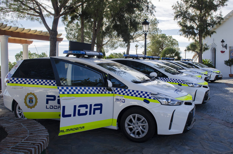“Estos vehículos llevan incorporados lo último en equipamiento, ergonómicamente adaptados para que los policías que trabajan muchas horas sentados en ellos puedan realizar su trabajo en las mejores condiciones. Además, son vehículos híbridos que consumen muy poco y apenas generan ruidos”, ha añadido el alcalde.