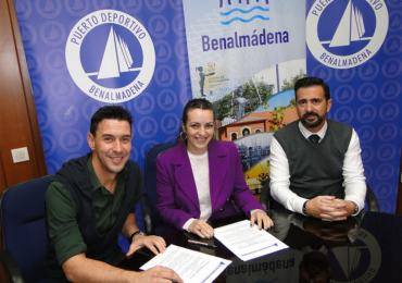 La concejala del Puerto, Encarnación Cortés y el gerente de la marina benalmadense, Manuel Jiménez, subrayaron el compromiso de la entidad en el apoyo a los deportistas locales