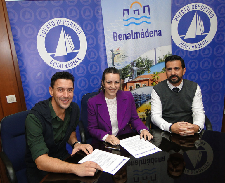 La concejala del Puerto, Encarnación Cortés y el gerente de la marina benalmadense, Manuel Jiménez, subrayaron el compromiso de la entidad en el apoyo a los deportistas locales