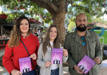 “Debemos movilizarnos, todas y todos, cada día; no podemos permitirnos el lujo de posponer la lucha y la reivindicación feminista, tenemos que seguir construyendo una sociedad que no discrimine, maltrate ni mate a las mujeres”, ha reivindicado el secretario general de las JSA en Benalmádena, Eddy Reyes