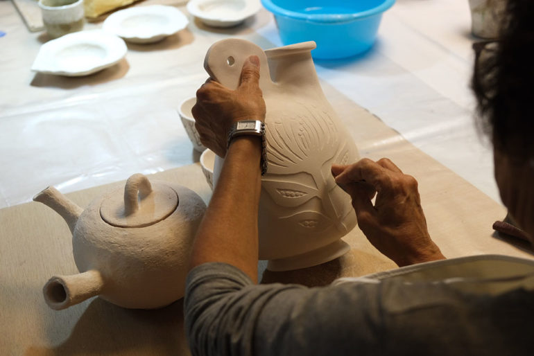 “Ofrecemos clases en horario de mañana lunes, miércoles y viernes, y cada mes elegimos una temática distinta y conocemos una técnica de cerámica nueva”, ha explicado Mari Orikasa