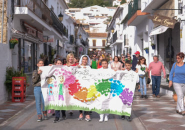 Los 800 alumnos del colegio inundaron la plaza de canciones y lemas contra la guerra y a favor de la paz