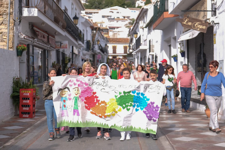 Los 800 alumnos del colegio inundaron la plaza de canciones y lemas contra la guerra y a favor de la paz