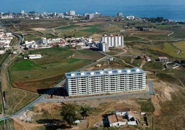 El documento que se muestra este mes es una fotografía aérea tomada el 17 de enero de 1969, que forma parte de una colección adquirida por el Ayuntamiento de Benalmádena a Paisajes Españoles S.A