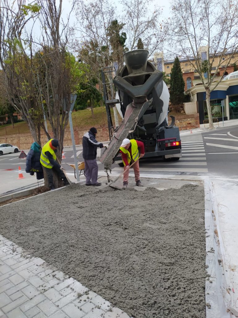 Las actuaciones han consistido en la construcción de vados junto al borde de dichos pasos de peatones para realizar el correspondiente rebaje