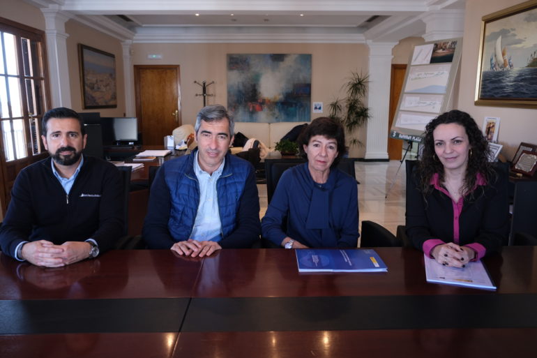 El alcalde y la concejala de Puerto Deportivo presentan el curso que se celebrará en el Centro Náutico