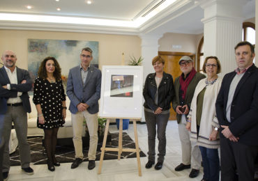 El ayuntamiento recibe la donación de una obra de Suárez Chamorro por el 50 aniversario