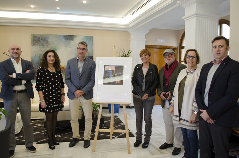 El ayuntamiento recibe la donación de una obra de Suárez Chamorro por el 50 aniversario