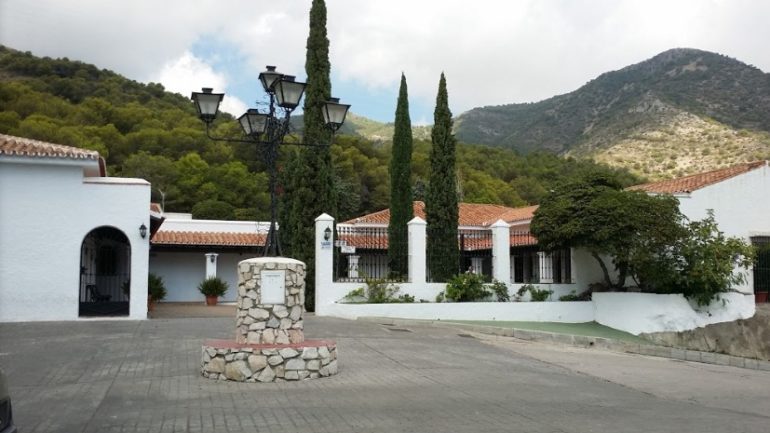 Se restringe el acceso a las salas de velatorio a los familiares de los difuntos, debiéndose mantener la separación establecida por la autoridad sanitaria competente