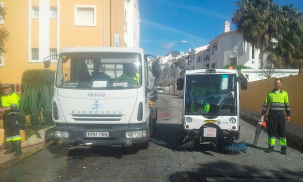 Se baldea y pulveriza con desinfectante dos veces al día las zonas próximas a hospitales y centros de salud del municipio