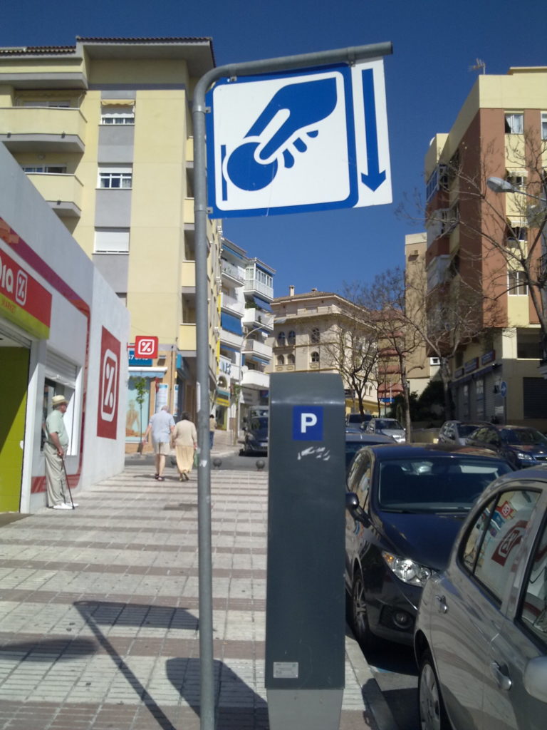 La ciudadanía no tendrá que pagar por el uso de las plazas de aparcamiento de zona azul hasta nuevo aviso