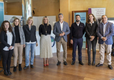 Cuenta con diferentes idiomas, disponible en la oficina de Turismo