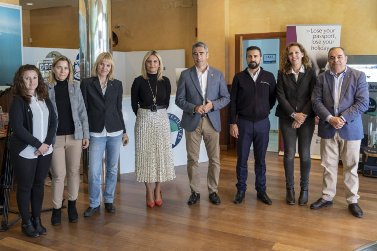 Cuenta con diferentes idiomas, disponible en la oficina de Turismo