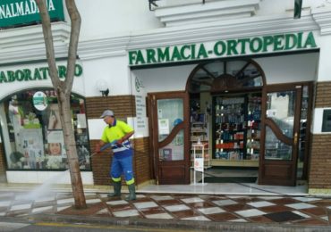 Los trabajadores emplean una media de 61.000 litros diarios de agua con desinfectante e hipoclórito sódico en las labores de desinfección que efectúan por todo el término municipal