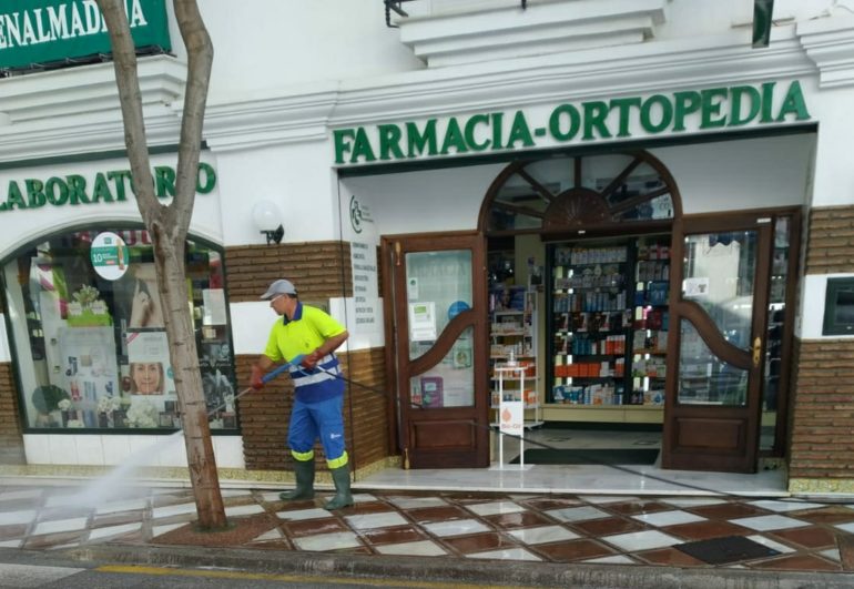 Los trabajadores emplean una media de 61.000 litros diarios de agua con desinfectante e hipoclórito sódico en las labores de desinfección que efectúan por todo el término municipal