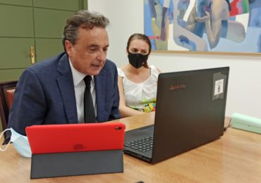 El alcalde de Torremolinos participa en la exposición de los trabajos de forma telemática