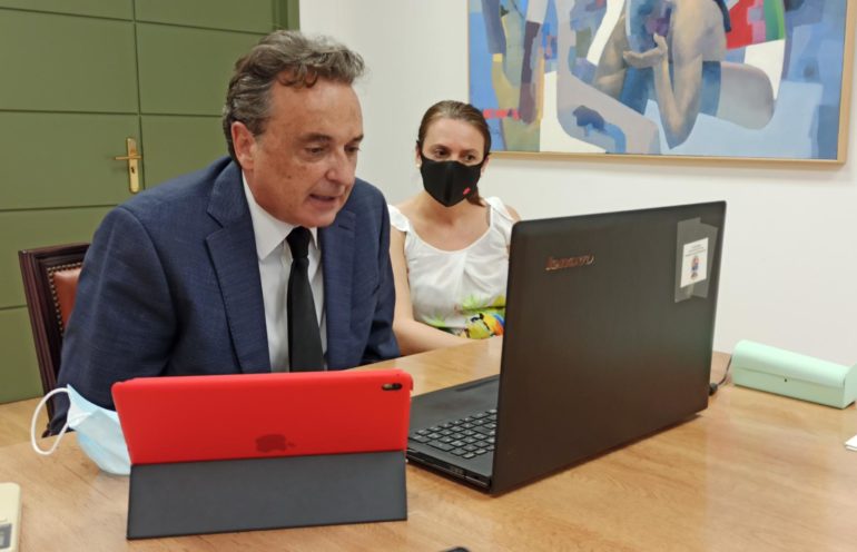 El alcalde de Torremolinos participa en la exposición de los trabajos de forma telemática